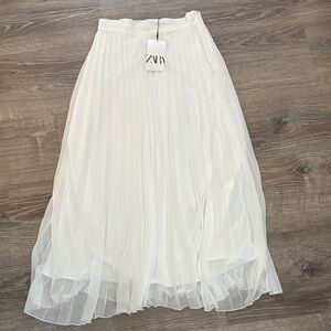Zara Women's Cream A-Line Pleated Skirt